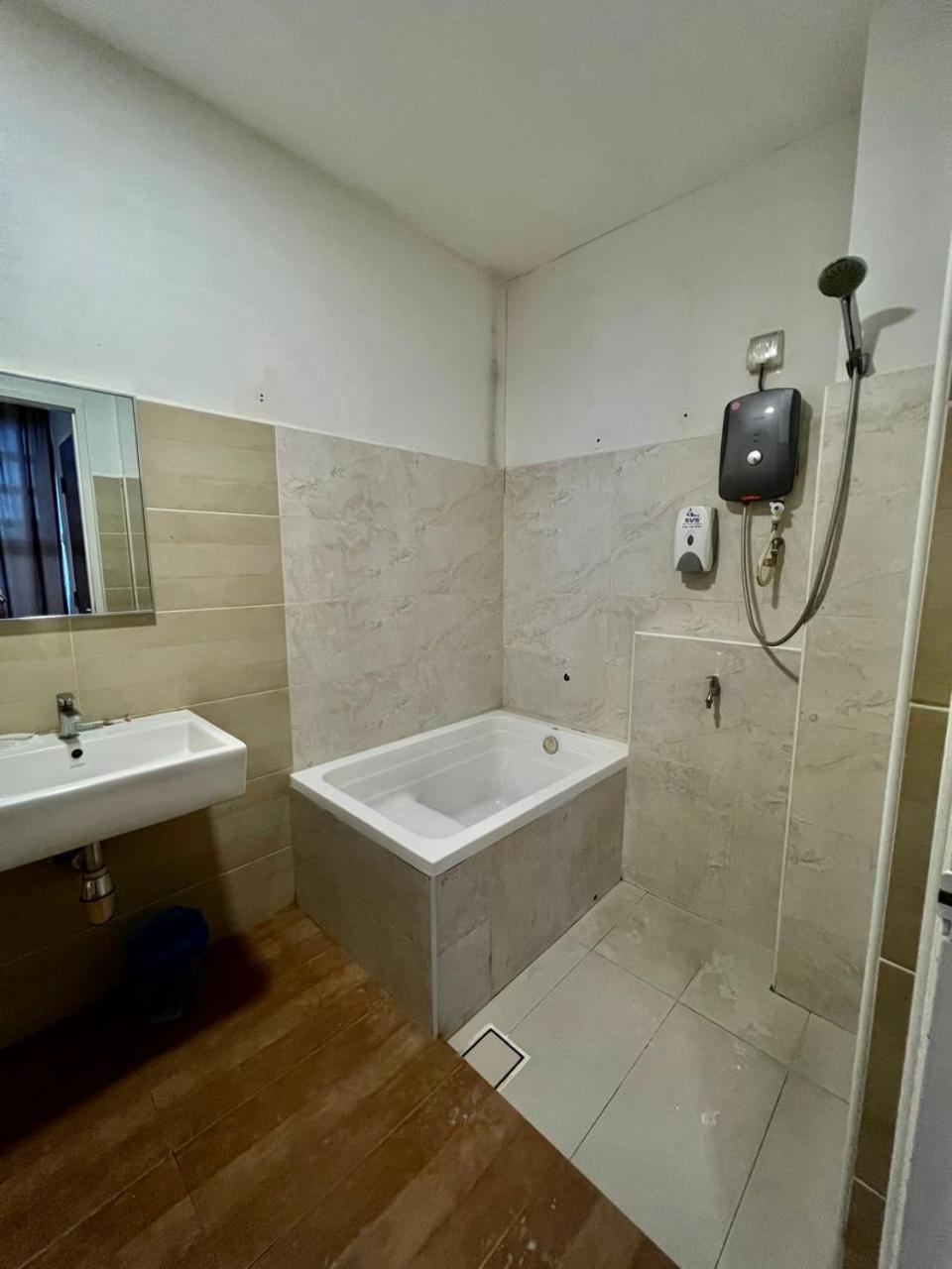 Golden Leaf Boutique Hotel Nusa Idaman Formerly Known As Ariana Hotel 新山 外观 照片