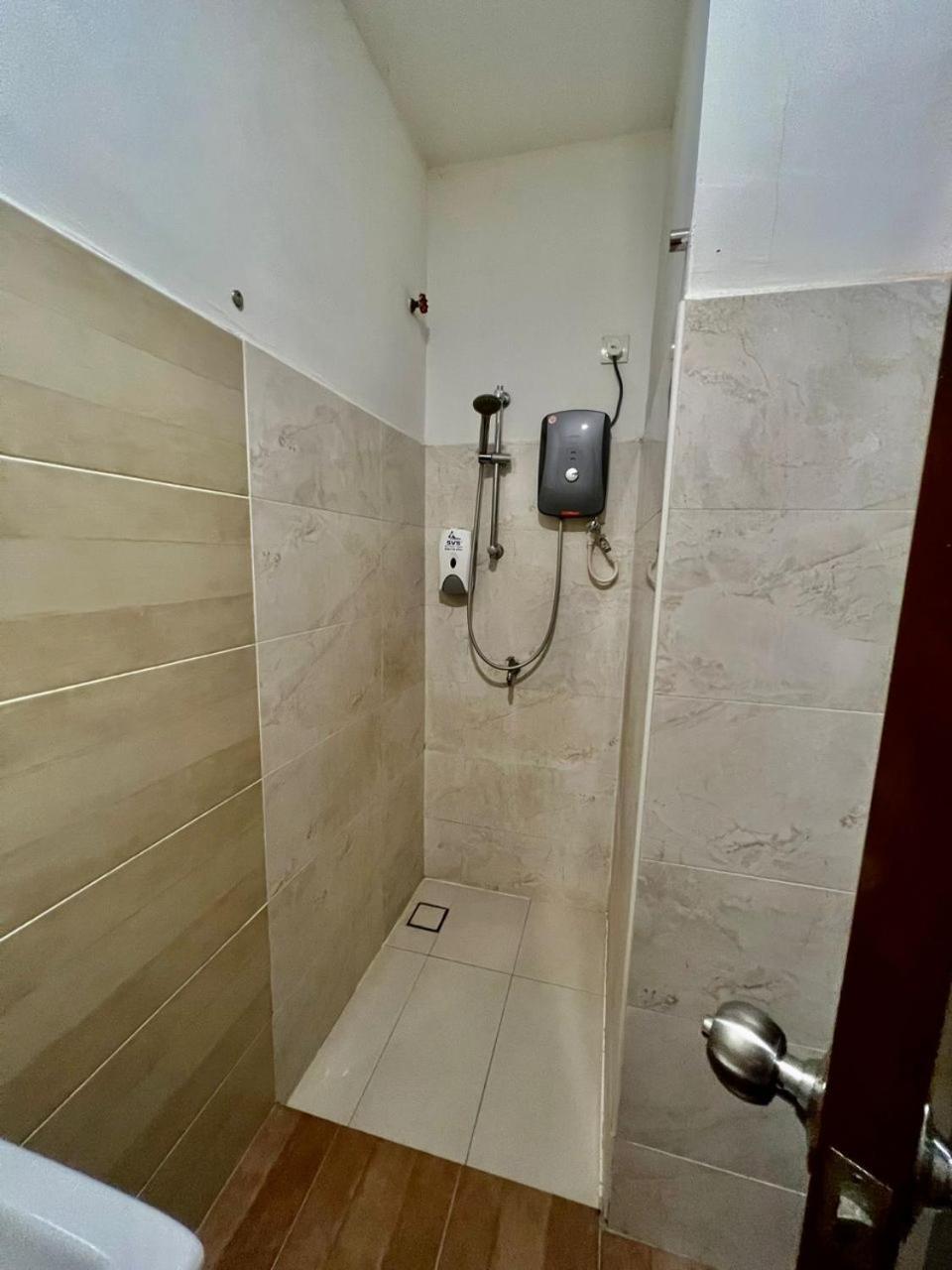 Golden Leaf Boutique Hotel Nusa Idaman Formerly Known As Ariana Hotel 新山 外观 照片