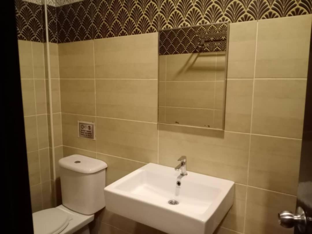 Golden Leaf Boutique Hotel Nusa Idaman Formerly Known As Ariana Hotel 新山 外观 照片